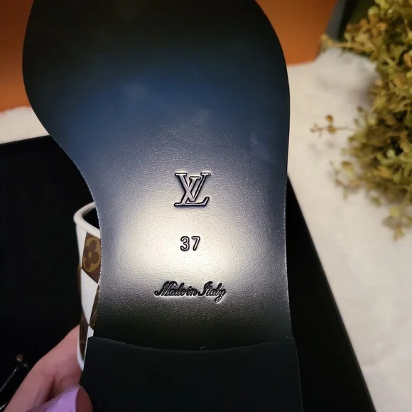 LOUIS VUITTON Leather Printed T-Strap Sandals Size 37 Never Worn! - Picture 6 of 8